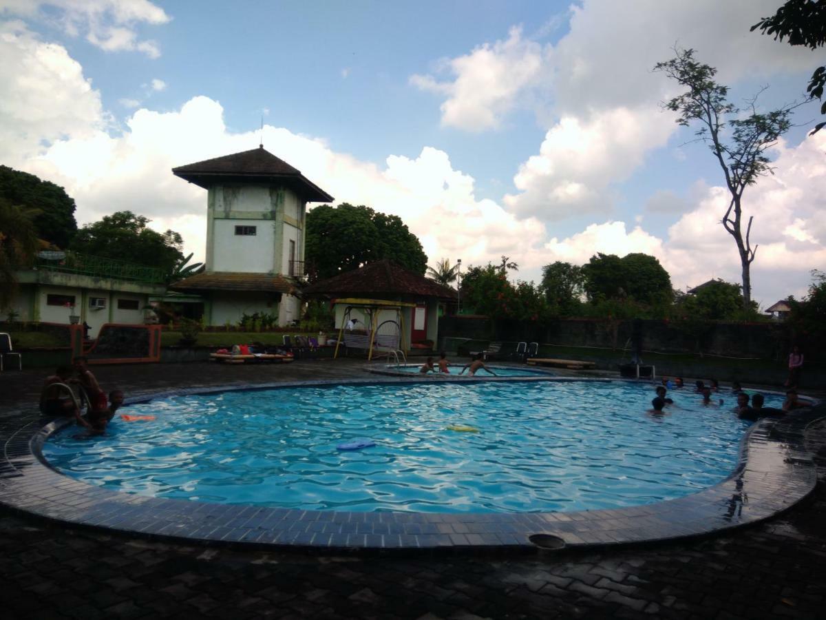 Poeri Devata Resort Hotel 普兰巴南 外观 照片